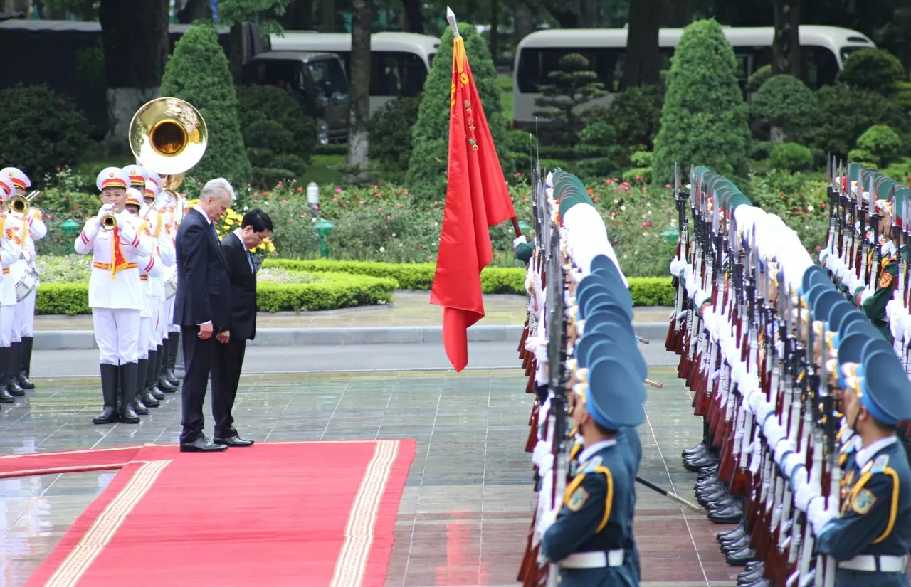 Sau nghi thức chào mừng, Chủ tịch nước Lương Cường và Tổng thống Gitanas Nauseda rời bục, cúi chào Quân kỳ, duyệt Đội danh dự Quân đội nhân dân Việt Nam và giới thiệu thành phần Đoàn cấp cao hai nước tham dự Lễ đón. (Ảnh: Thành Long) Sau nghi thức chào mừng, Chủ tịch nước Lương Cường và Tổng thống Gitanas Nauseda rời bục, cúi chào Quân kỳ, duyệt Đội danh dự Quân đội nhân dân Việt Nam và giới thiệu thành phần Đoàn cấp cao hai nước tham dự Lễ đón. (Ảnh: Thành Long)