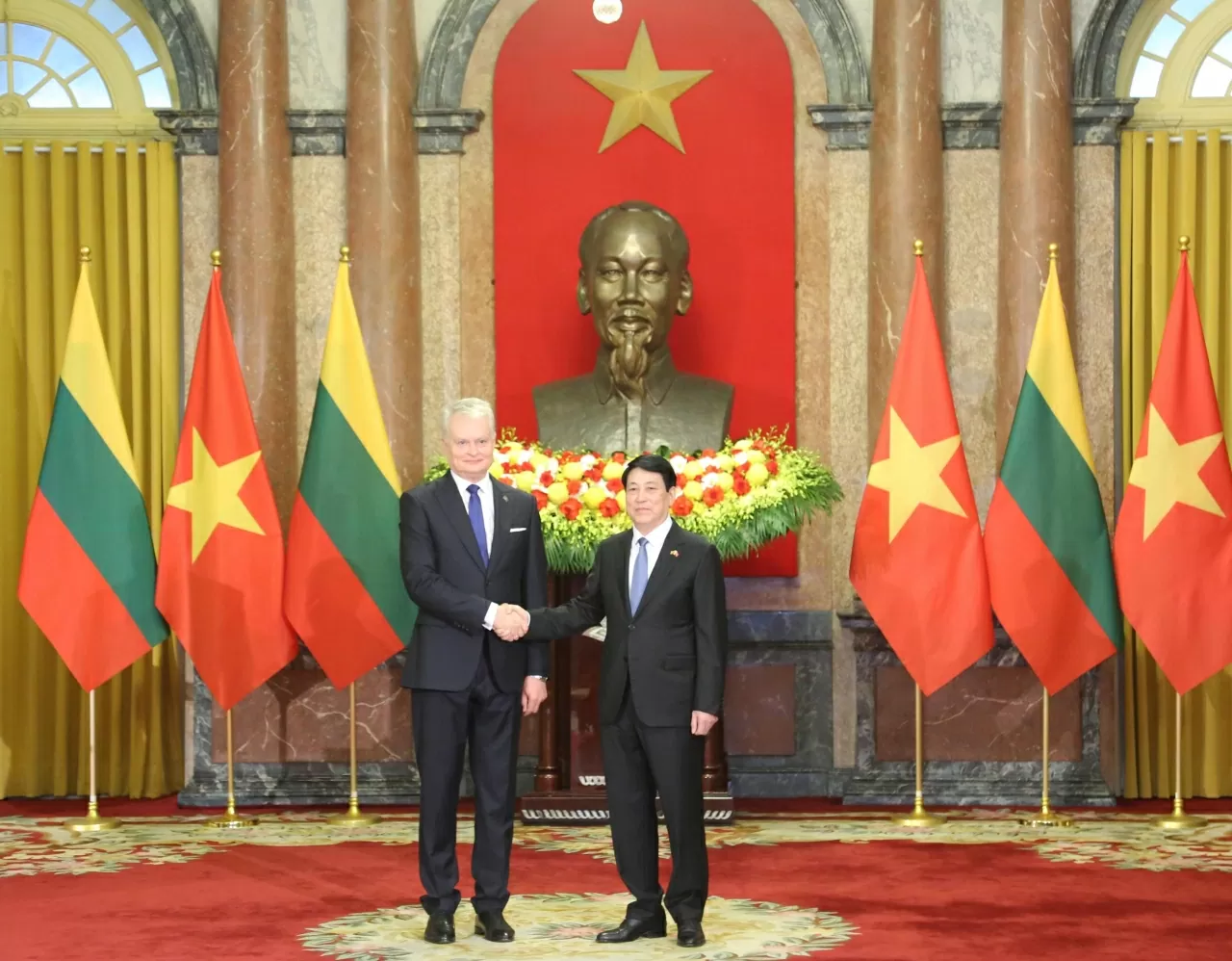 Chủ tịch nước Lương Cường và Tổng thống Gitanas Nauseda chụp ảnh chung trước cuộc Hội đàm. (Ảnh: Thành Long) Chủ tịch nước Lương Cường và Tổng thống Gitanas Nauseda chụp ảnh chung trước cuộc Hội đàm. (Ảnh: Thành Long)