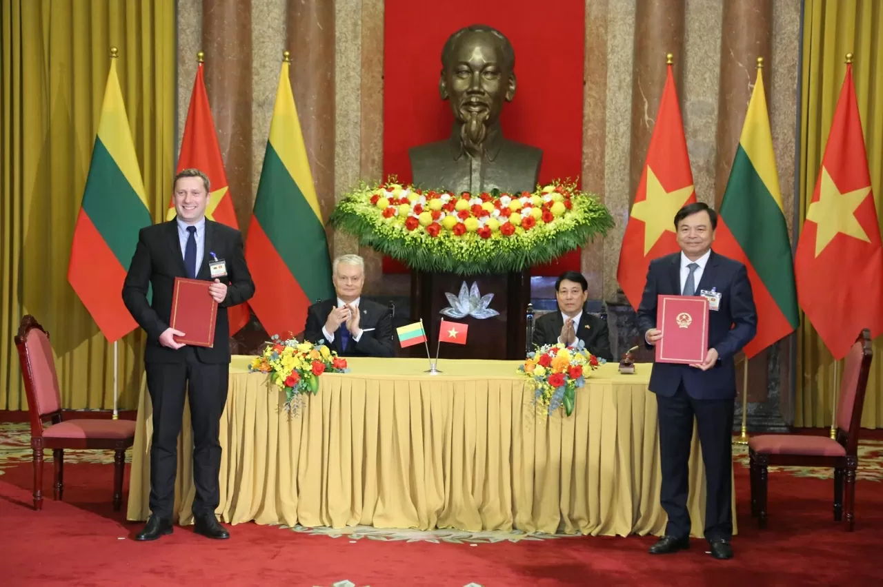 Chủ tịch nước Lương Cường nhiệt và Tổng thống Lithuania Gitanas Nauseda chứng kiến Bản ghi nhớ về hợp tác trong lĩnh vực nông nghiệp giữa Bộ Nông nghiệp và Môi trường nước CHXHCN Việt Nam và Bộ Nông nghiệp nước CH Litva. (Ảnh: Thành Long)
