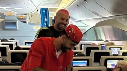 Sao Arsenal Raya hóa trang thành tiếp viên hàng không