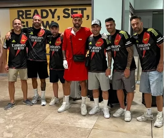 Sao Arsenal hóa trang thành tiếp viên hàng không Sao Arsenal hóa trang thành tiếp viên hàng không