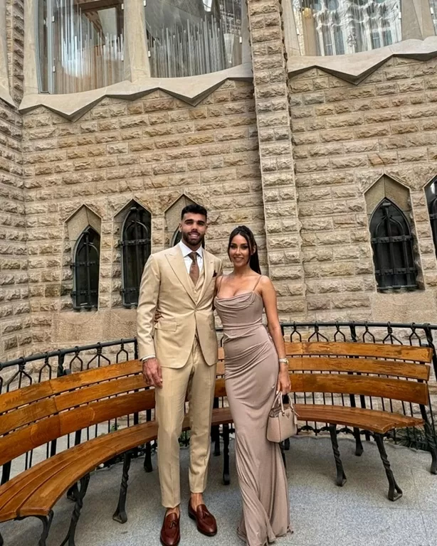 Sao Arsenal hóa trang thành tiếp viên hàng không Sao Arsenal hóa trang thành tiếp viên hàng không