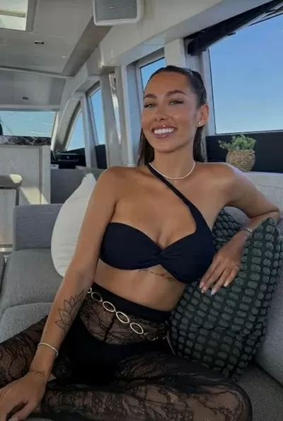 Sao Arsenal hóa trang thành tiếp viên hàng không