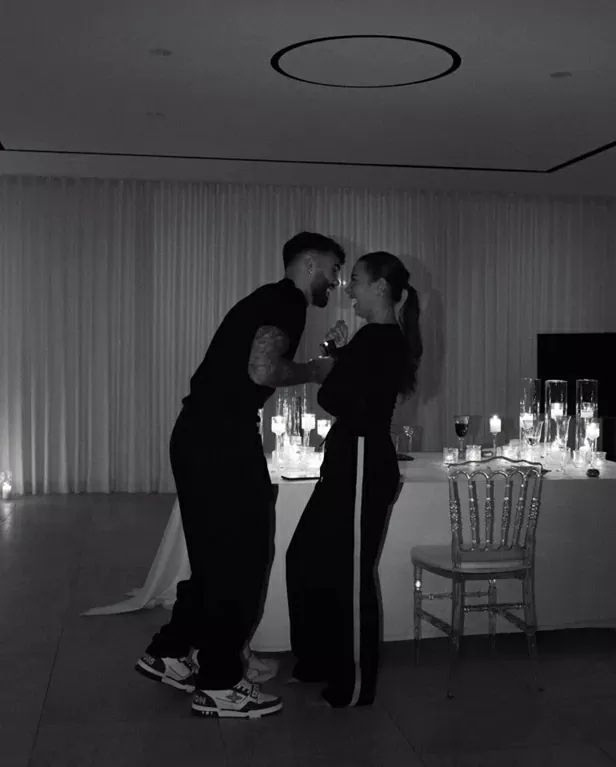 Sao Arsenal hóa trang thành tiếp viên hàng không Sao Arsenal hóa trang thành tiếp viên hàng không