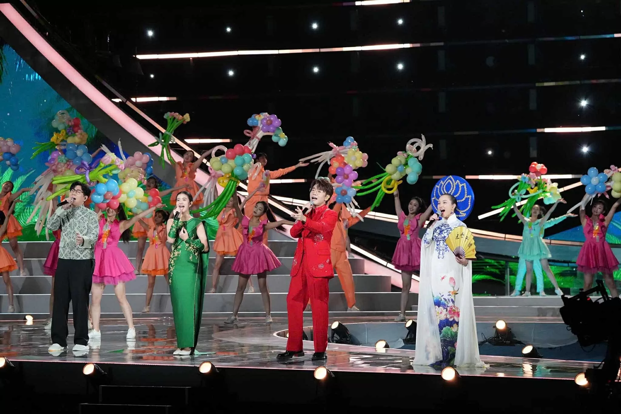 ‘Qua cầu gió bay’ lên giờ vàng CCTV ‘Qua cầu gió bay’ lên giờ vàng CCTV