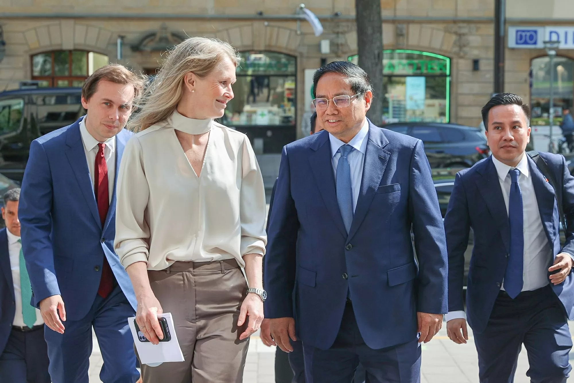 Lãnh đạo Đại học Kinh tế Stockholm đón Thủ tướng Phạm Minh Chính tới thăm và phát biểu chính sách tại trường - Ảnh: VGP/Nhật Bắc