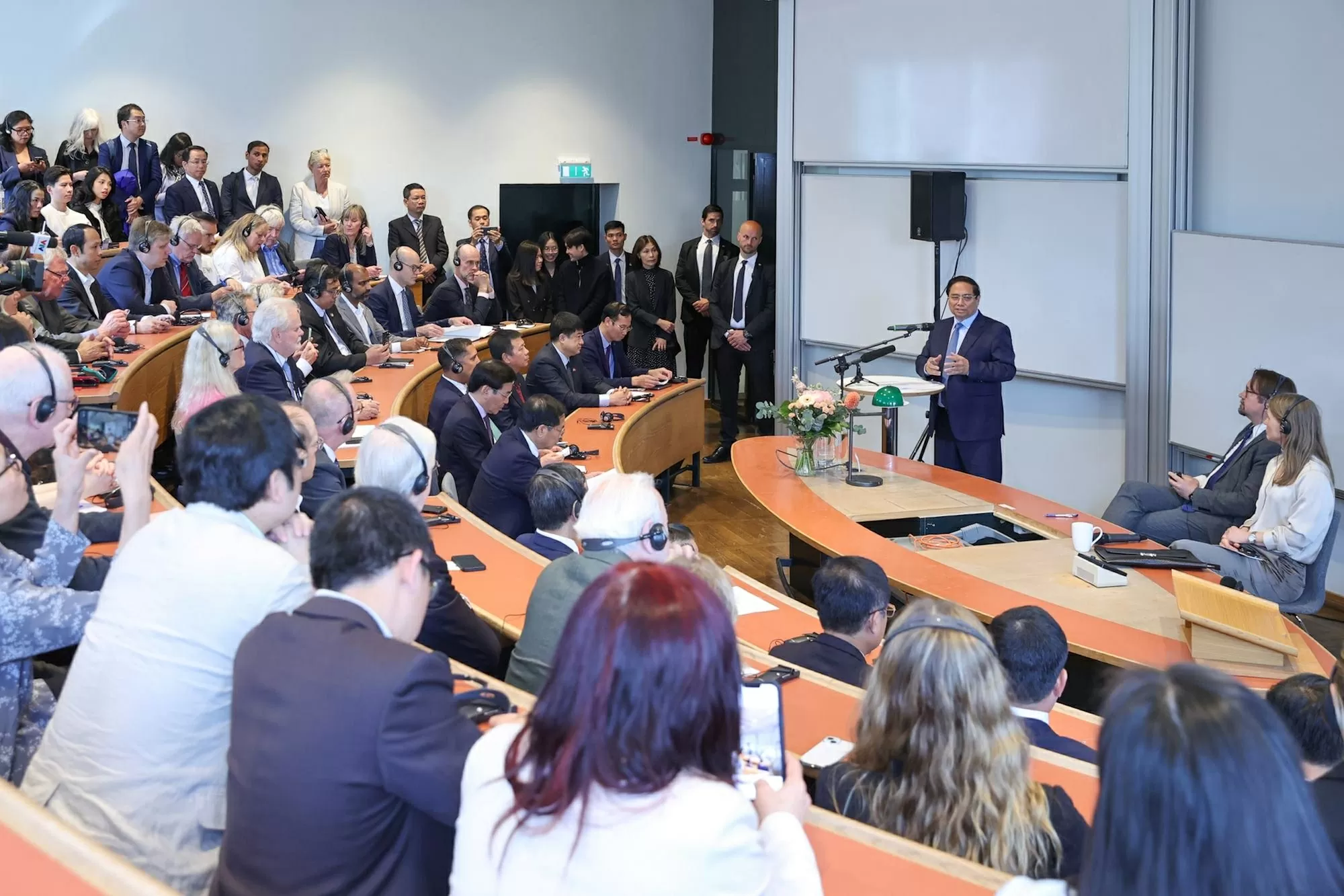 Thủ tướng chia sẻ về 3 nội dung chính: Khái quát tình hình thế giới và khu vực hiện nay; Định hướng phát triển của Việt Nam; Tầm nhìn quan hệ Việt Nam – Thụy Điển trong kỷ nguyên mới - Ảnh: VGP/Nhật Bắc