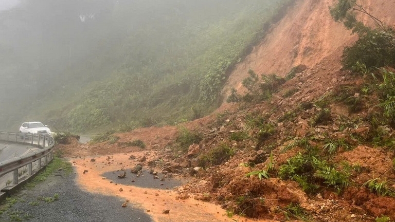 Bão số 1: Quảng Trị mưa lớn, nhiều tuyến đường, khu tái định cư Hướng Lập sạt lở nghiêm trọng