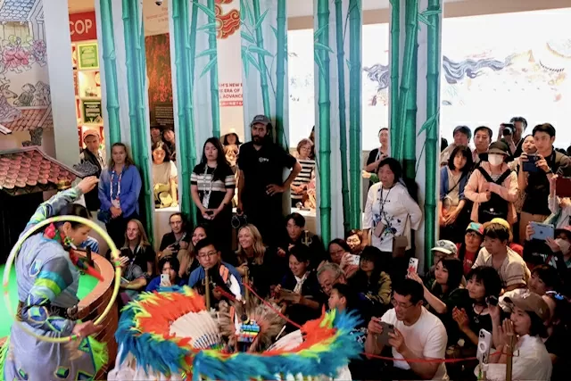 EXPO 2025: Vũ điệu múa vòng dân gian của thổ dân Mỹ hòa tấu cùng đàn bầu, t’rưng của Việt Nam EXPO 2025: Vũ điệu múa vòng dân gian của thổ dân Mỹ hòa tấu cùng đàn bầu, đàn t’rưng của Việt Nam