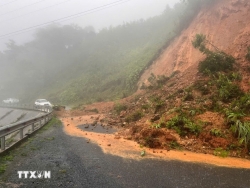 Bão số 1: Quảng Trị mưa lớn, nhiều tuyến đường, khu tái định cư Hướng Lập sạt lở nghiêm trọng