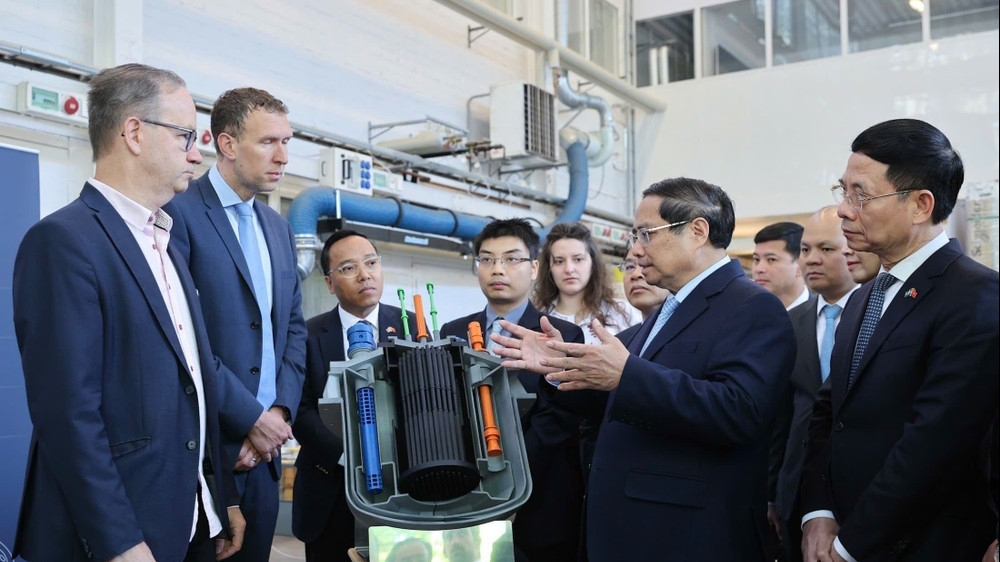 Thủ tướng làm việc với Phòng thí nghiệm hạt nhân của Viện Nghiên cứu Hoàng gia Thụy Điển
