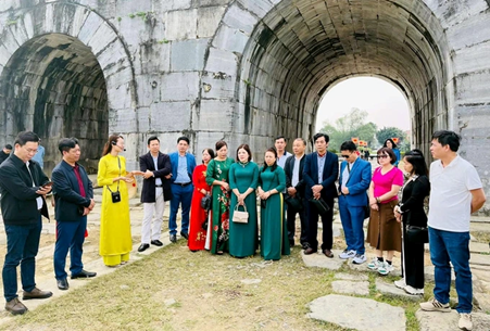 Du khách tham quan tại Di sản Thành nhà Hồ (Ảnh: Quách Tuấn) Du khách tham quan tại Di sản Thành nhà Hồ (Ảnh: Quách Tuấn)