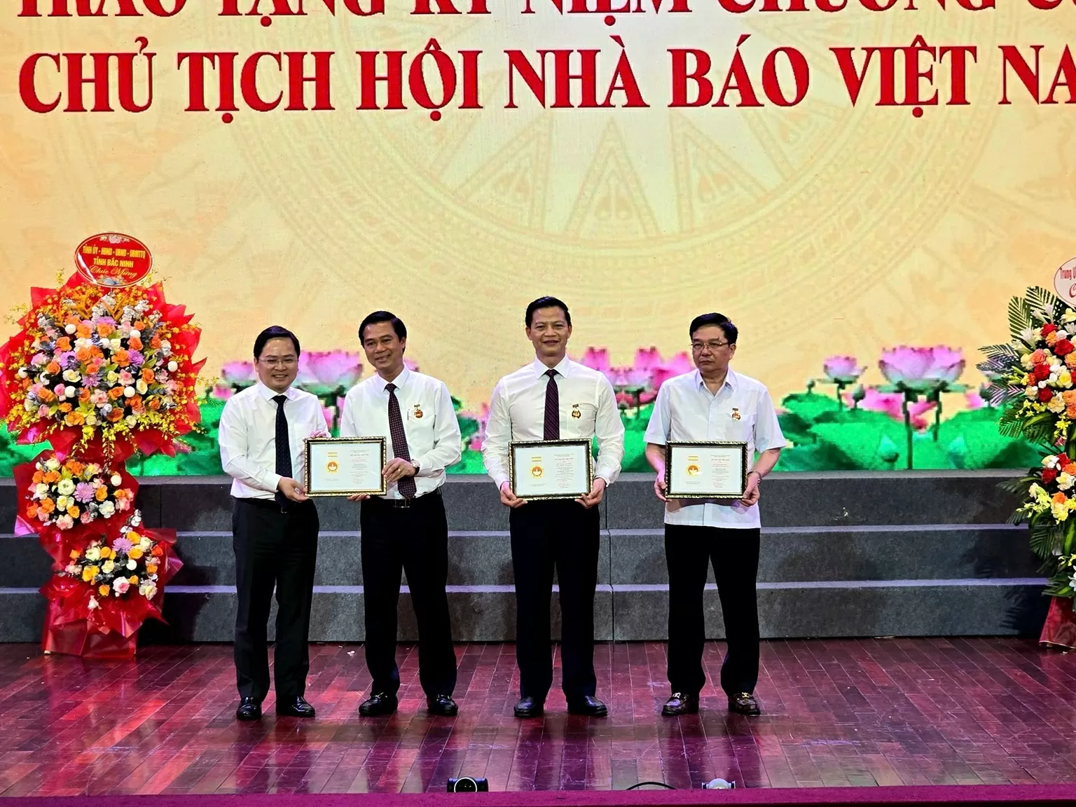 Lãnh đạo tỉnh Bắc Ninh nhận kỷ niệm chương của Hội Nhà báo Việt Nam. Lãnh đạo tỉnh Bắc Ninh nhận kỷ niệm chương của Hội Nhà báo Việt Nam.