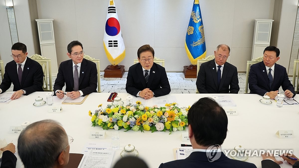 Tổng thống Hàn Quốc lần đầu tiên họp với các tập đoàn và tổ chức kinh tế chủ chốt, tìm đối sách thương mại với Mỹ