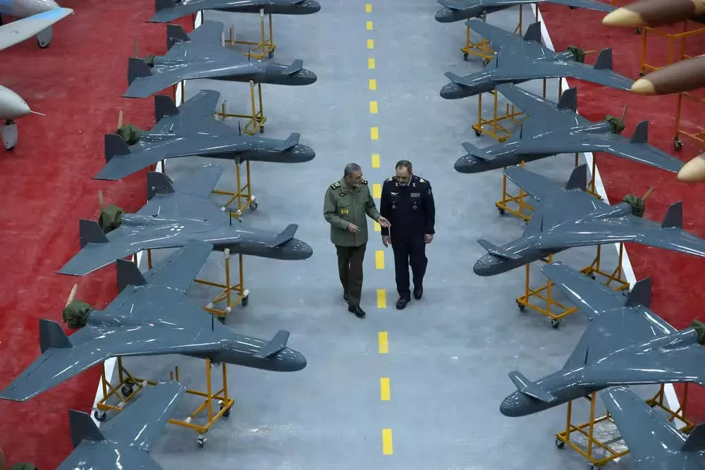 Tư lệnh quân đội Iran, Tướng Abdolrahim Mousavi (trái) phát biểu với Bộ trưởng Quốc phòng, Tướng Aziz Nasirzadeh trong buổi lễ bàn giao máy bay không người lái do nước này sản xuất cho quân đội tại một địa điểm không được tiết lộ ở Iran. (Nguồn: Quân đội Iran)