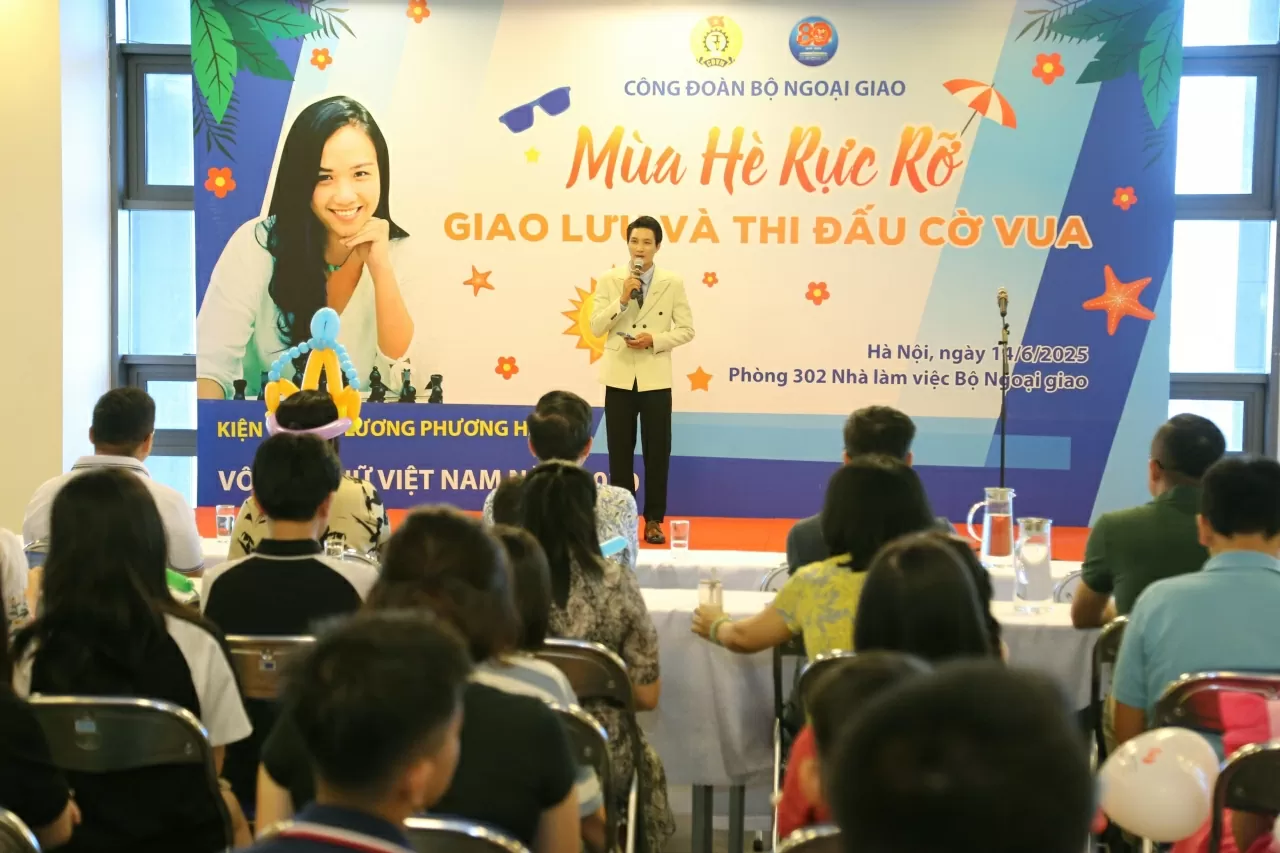 “Mùa hè rực rỡ” là chương trình thường niêm của Bộ Ngoại giao do Công đoàn bộ tổ chức, dựa trên đề xuất của CLB Cờ vua , năm nay Công đoàn Bộ tổ chức cho các cháu thiếu nhi Bộ Ngoại giao thi đấu và giao lưu môn cờ vua với kiện tướng Lương Phương Hạnh – Nữ kỳ thủ vô địch giải Cờ vua Việt Nam 2020. “Mùa hè rực rỡ” là chương trình thường niêm của Bộ Ngoại giao do Công đoàn bộ tổ chức, dựa trên đề xuất của CLB Cờ vua , năm nay Công đoàn Bộ tổ chức cho các cháu thiếu nhi Bộ Ngoại giao thi đấu và giao lưu môn cờ vua với kiện tướng Lương Phương Hạnh – Nữ kỳ thủ vô địch giải Cờ vua Việt Nam 2020.
