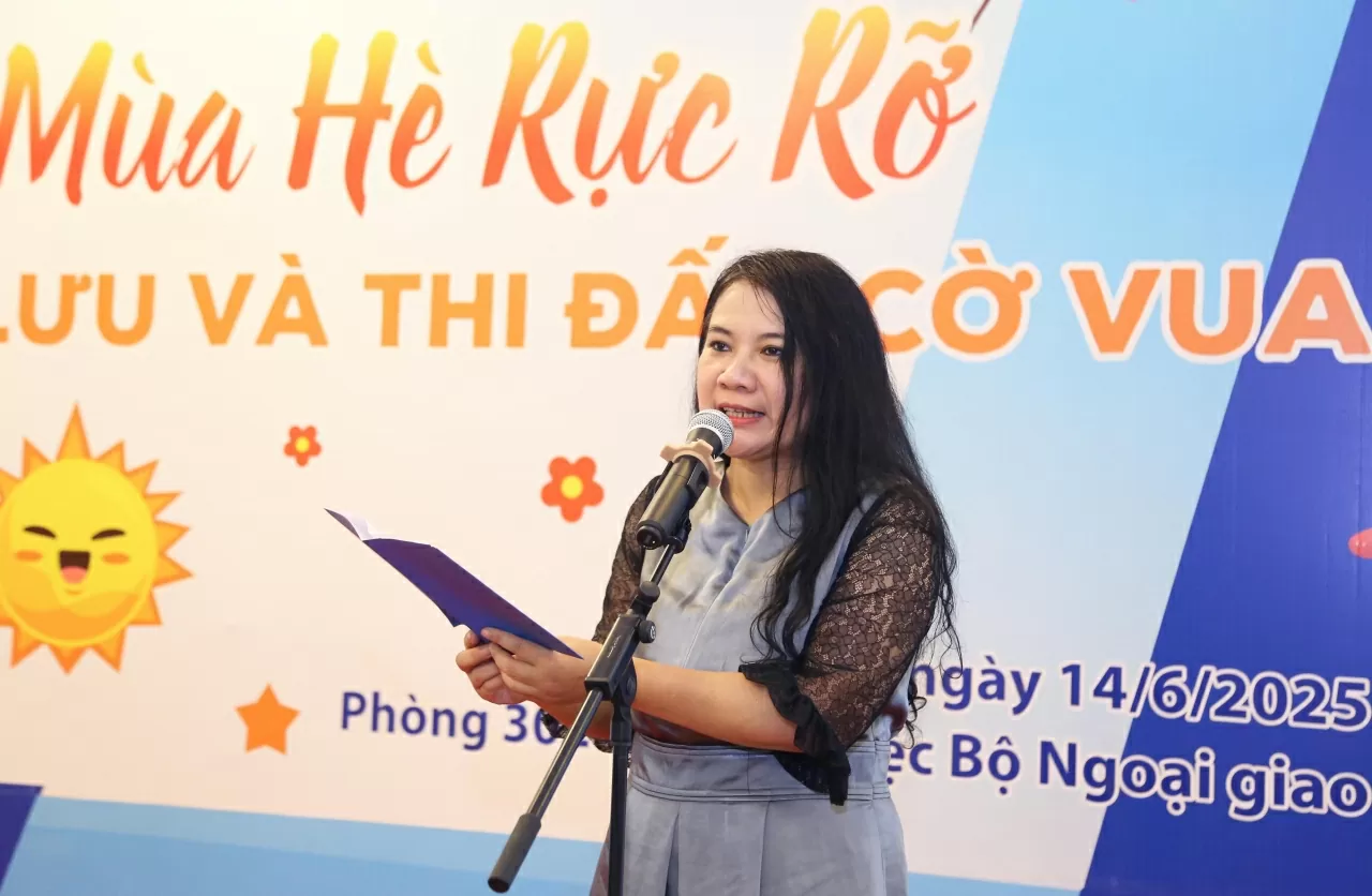 Phát biểu khai mạc chương trình, Chủ tịch Công đoàn Bộ Đỗ Ngọc Thủy cho biết “Mùa hè rực rỡ năm 2025” là chương trình nằm trong khuôn khổ các haotj động chào mừng kỷ niệm 80 năm thành lập Ngành Ngoại giao. Ý nghĩa của chương trình nhằm mang lại những giờ phút sảng khoái, đắm mình trong vẻ đẹp trí tuệ mà bộ môn cờ vua đem lại. Phát biểu khai mạc chương trình, Chủ tịch Công đoàn Bộ Đỗ Ngọc Thủy cho biết “Mùa hè rực rỡ năm 2025” là chương trình nằm trong khuôn khổ các haotj động chào mừng kỷ niệm 80 năm thành lập Ngành Ngoại giao. Ý nghĩa của chương trình nhằm mang lại những giờ phút sảng khoái, đắm mình trong vẻ đẹp trí tuệ mà bộ môn cờ vua đem lại.