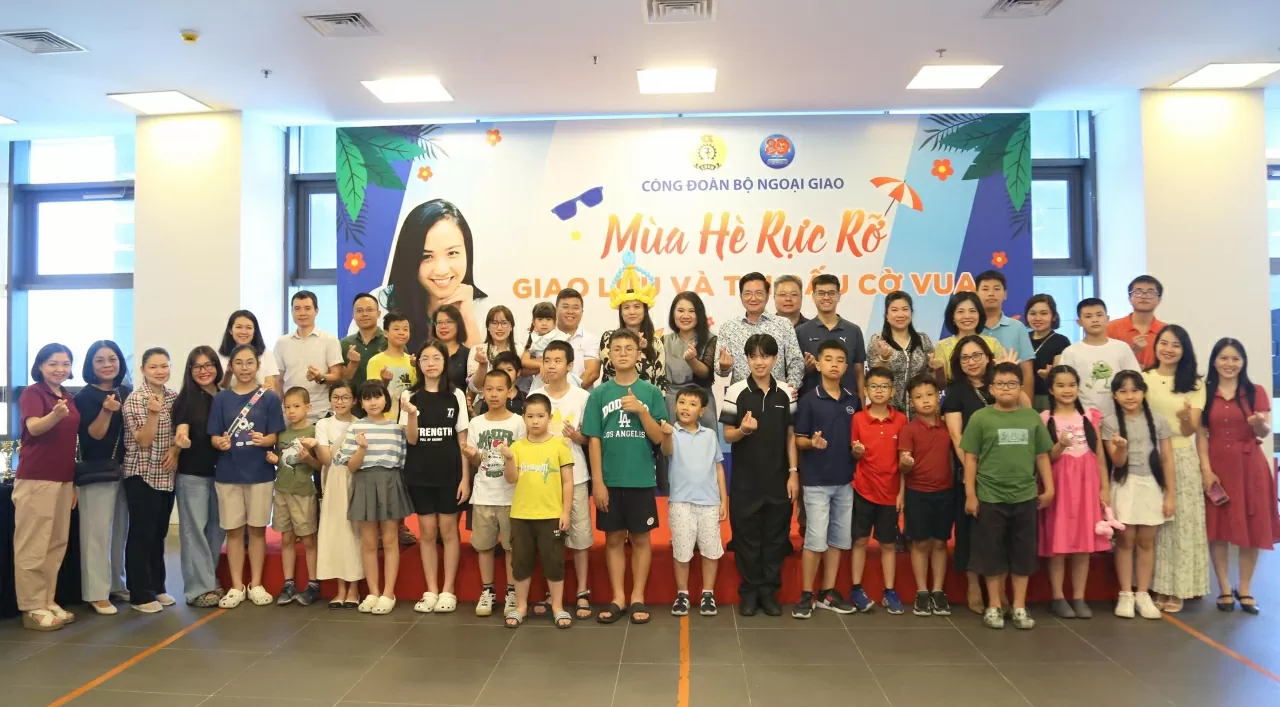 Thay mặt Bộ Ngoại giao, bà Đỗ Ngọc Thủy chúc mừng và biểu dương các cháu thiếu nhi – con cháu của những công chức, viên chức, người lao động của Bộ Ngoại giao đã đăng ký tham gia góp phần tôn vinh vẻ đẹp của bộ môn Cờ vua. Buổi giao lưu và thi đấu ngày hôm nay là cơ hội để giúp các đoàn viên trong Bộ và thế hệ con em có sự kết nối, giao lưu, trau dồi kỹ năng và trí tuệ dưới sự dẫn dắt của kiện tướng Lương Phương Hạnh. Sự hưởng ứng đông đảo của các đoàn viên, gia đình, các cháu là động lực thúc đ Thay mặt Bộ Ngoại giao, bà Đỗ Ngọc Thủy chúc mừng và biểu dương các cháu thiếu nhi – con cháu của những công chức, viên chức, người lao động của Bộ Ngoại giao đã đăng ký tham gia góp phần tôn vinh vẻ đẹp của bộ môn Cờ vua. Buổi giao lưu và thi đấu ngày hô