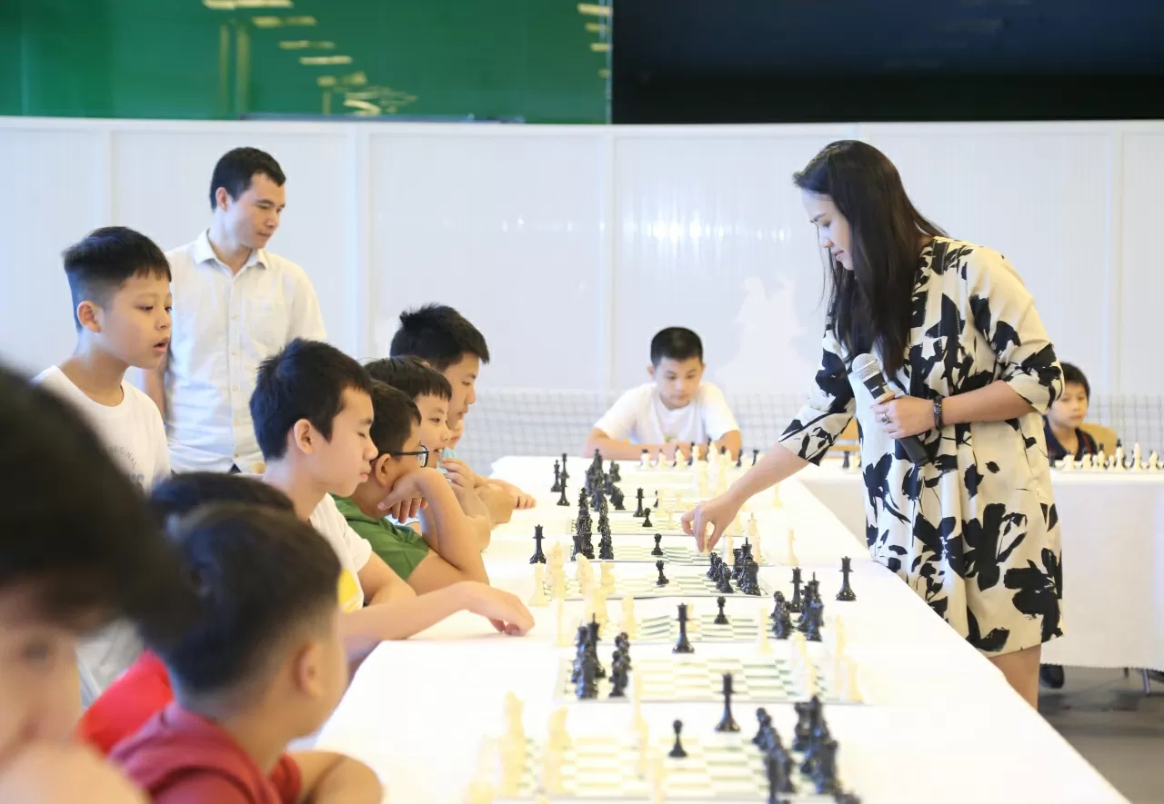 “Mùa hè rực rỡ” là hoạt động bổ ích, giúp các cháu thiếu nhi có cơ hội được rèn luyện kỹ năng cờ vua, tăng cường và phát triển tư duy. Đặc biệt đây là cơ hội để các cháu được giao lưu và thi đấu với kiện tướng Lương Phương Hạnh “Mùa hè rực rỡ” là hoạt động bổ ích, giúp các cháu thiếu nhi có cơ hội được rèn luyện kỹ năng cờ vua, tăng cường và phát triển tư duy. Đặc biệt đây là cơ hội để các cháu được giao lưu và thi đấu với kiện tướng Lương Phương Hạnh