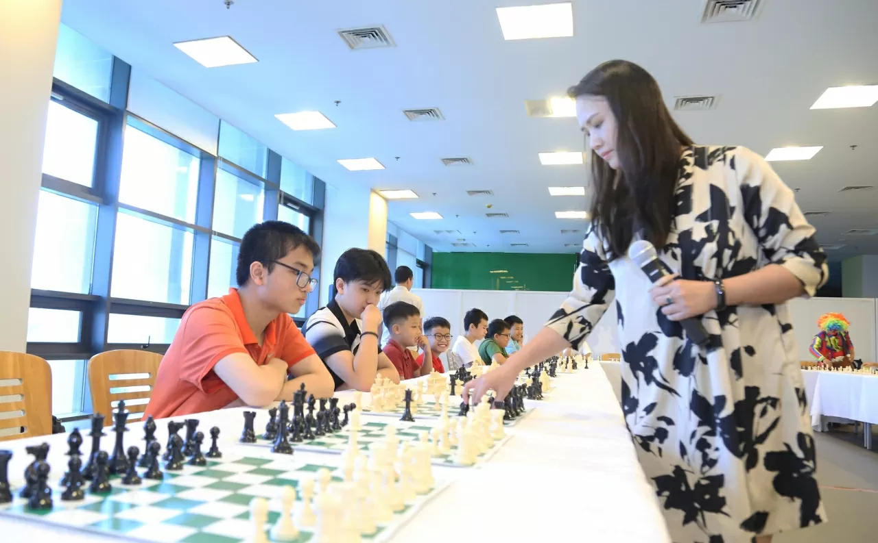 “Mùa hè rực rỡ” là hoạt động bổ ích, giúp các cháu thiếu nhi có cơ hội được rèn luyện kỹ năng cờ vua, tăng cường và phát triển tư duy. Đặc biệt đây là cơ hội để các cháu được giao lưu và thi đấu với kiện tướng Lương Phương Hạnh “Mùa hè rực rỡ” là hoạt động bổ ích, giúp các cháu thiếu nhi có cơ hội được rèn luyện kỹ năng cờ vua, tăng cường và phát triển tư duy. Đặc biệt đây là cơ hội để các cháu được giao lưu và thi đấu với kiện tướng Lương Phương Hạnh