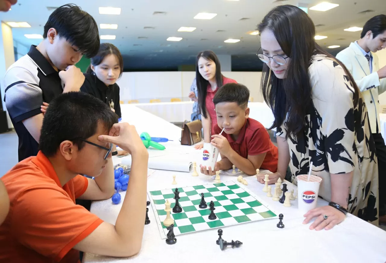 Cháu Đắc Minh được nữ kiện tướng Lương Phương Hằng đánh giá rất cao khi cậu bé là đối thủ duy nhất vẫn chưa chịu thất bại sau hơn một giờ thi đấu. Cháu Đắc Minh được nữ kiện tướng Lương Phương Hằng đánh giá rất cao khi cậu bé là đối thủ duy nhất vẫn chưa chịu thất bại sau hơn một giờ thi đấu.