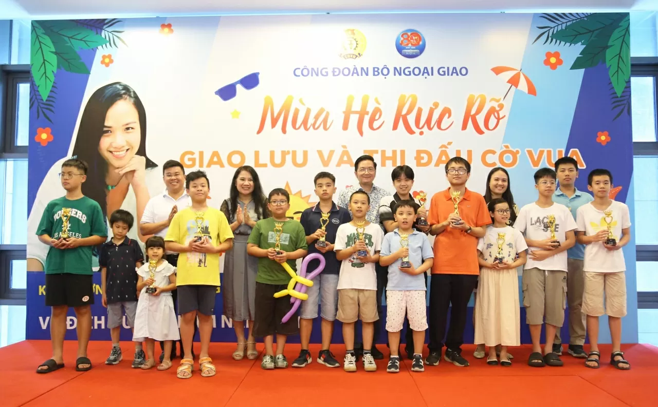 10 cháu nhỏ xuất sắc nhất trong buổi thi đấu cờ vua được Chủ tịch Công đoàn Bộ Đỗ Ngọc Thủy và kiện tướng Lương Phương Hằng giao giải. 10 cháu nhỏ xuất sắc nhất trong buổi thi đấu cờ vua được Chủ tịch Công đoàn Bộ Đỗ Ngọc Thủy và kiện tướng Lương Phương Hằng giao giải.