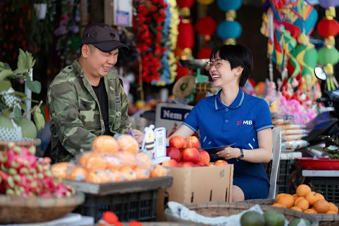 Thông qua mSeller, MB khẳng định cam kết liên tục đồng hành cùng hộ kinh doanh trong quá trình triển khai, giúp khách hàng tối ưu hiệu quả vận hành, tiết kiệm chi phí đầu tư thiết bị, đồng thời chủ động thích ứng với các quy định pháp lý mới của nhà nước. Thông qua mSeller, MB khẳng định cam kết liên tục đồng hành cùng hộ kinh doanh trong quá trình triển khai, giúp khách hàng tối ưu hiệu quả vận hành, tiết kiệm chi phí đầu tư thiết bị, đồng thời chủ động thích ứng với các quy định pháp lý mới của nhà nước.