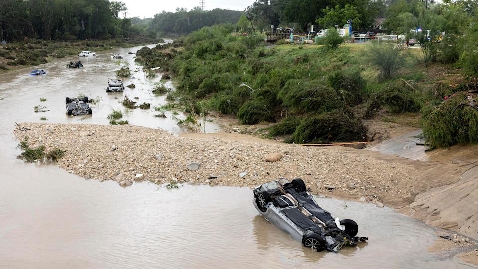 Lũ quét kinh hoàng dọc Bờ Đông nước Mỹ, 2 bang công bố tình trạng khẩn cấp, hơn 1.000 chuyến bay bị hủy