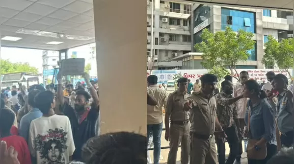 Vụ rơi máy bay ở Ấn Độ: Nỗi đau của người ở lại Vụ rơi máy bay ở Ấn Độ: Nỗi đau của người ở lại