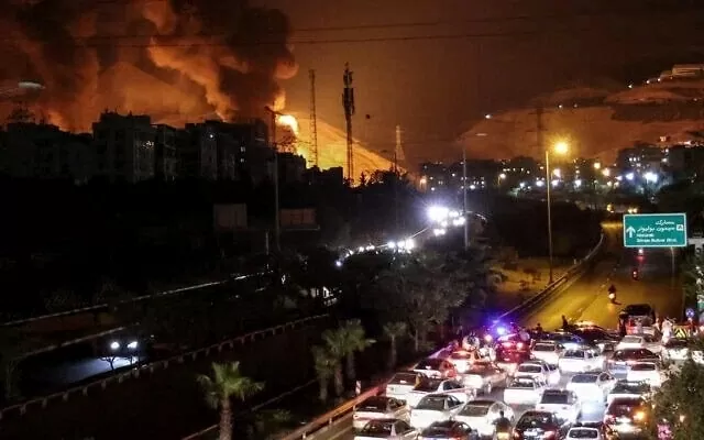 một cuộc không kích do Israel thực hiện đã nhắm vào trụ sở Bộ Quốc phòng Iran ở Tehran và gây hư hại cho một trong các tòa nhà tại đây. một cuộc không kích do Israel thực hiện đã nhắm vào trụ sở Bộ Quốc phòng Iran ở Tehran và gây hư hại cho một trong các tòa nhà tại đây.