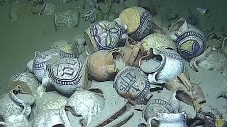 Phát hiện nhiều bình gốm cổ trong tàu buôn chìm dưới đáy biển Pháp