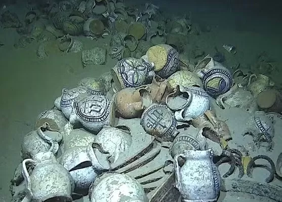Phát hiện nhiều bình gốm cổ trong tàu buôn chìm dưới đáy biển Pháp Phát hiện nhiều bình gốm cổ trong tàu buôn chìm dưới đáy biển Pháp