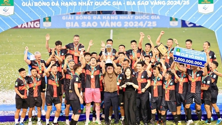 Vợ con thủ môn Văn Lâm chung vui CLB Ninh Bình vô địch hạng Nhất quốc gia 2024/25