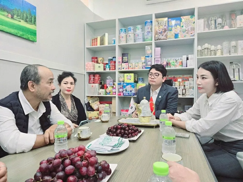 Đoàn công tác Ủy ban thăm, gặp gỡ cộng đồng người Việt Nam tại Hàn Quốc Đoàn công tác Ủy ban thăm, gặp gỡ cộng đồng người Việt Nam tại Hàn Quốc