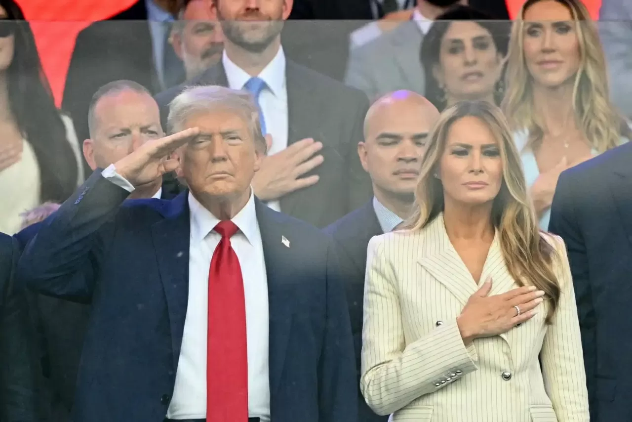 Tổng thống Mỹ Donald Trump và Đệ nhất Phu nhân Melania Trump chào trong cuộc duyệt binh hoành tráng kỷ niệm 250 năm thành lập Quân đội Mỹ (1775-2025) sáng 14/6. (Nguồn: AFP) 
