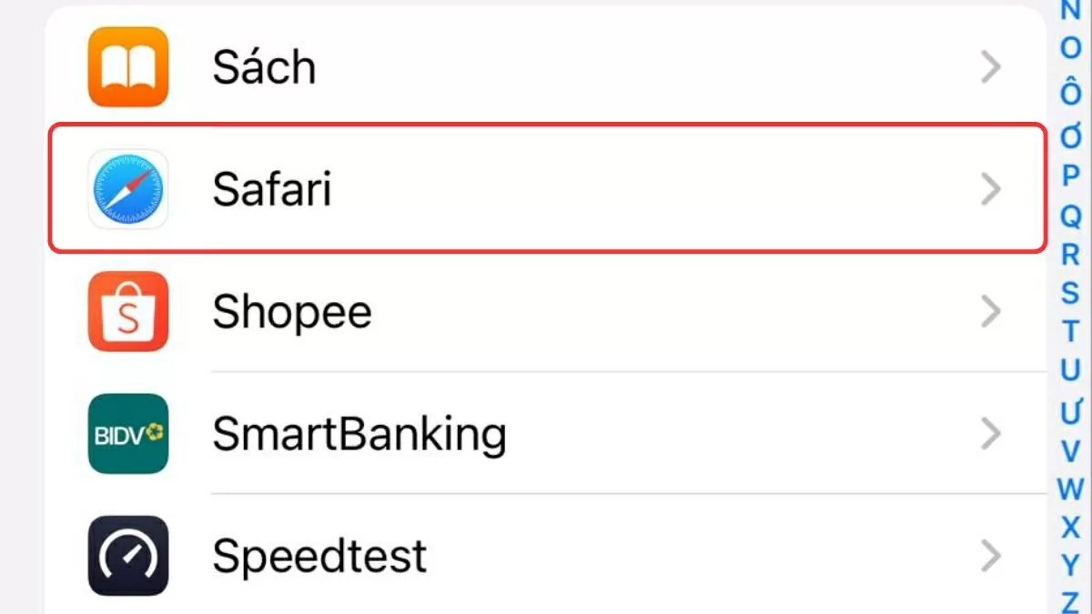 Cuộn xuống và chọn mục Safari. Cuộn xuống và chọn mục Safari.