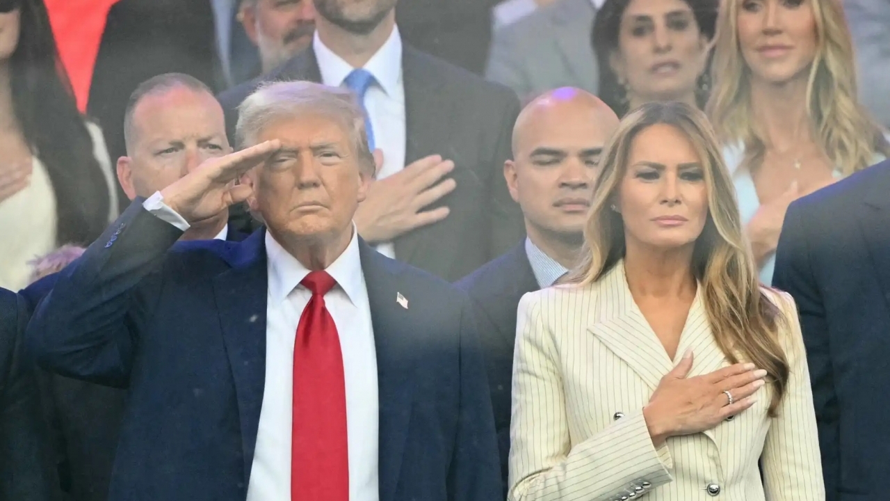 Ảnh ấn tượng: Một tuần với những thăng trầm của nước Mỹ, căng thẳng lại 'đốt cháy' Trung Đông, tù binh Ukraine vui mừng hội ngộ