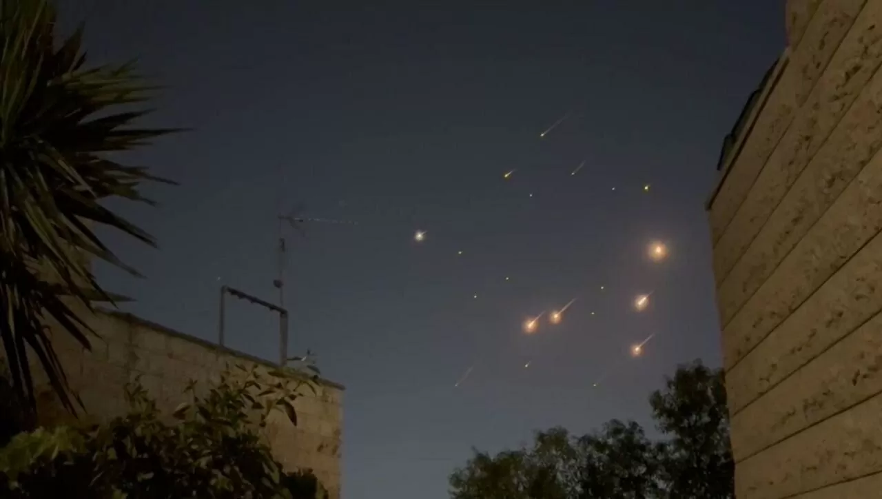 Xung đột Israel-Iran trưa 16/6: Tehran dội mưa tên lửa, Israel đáp trả bằng đòn đánh sở chỉ huy Quds, mặt trận ác liệt trên không gian mạng. (Nguồn: IRNA)