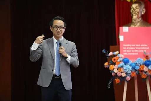 Bác sĩ Nguyễn Văn Công trong một buổi chia sẻ về sức khỏe tại Hiệp hội Nhân sự Việt Nam. (Nguồn: Facebook Nguyễn Văn Công) Bác sĩ Nguyễn Văn Công trong một buổi chia sẻ về sức khỏe tại Hiệp hội Nhân sự Việt Nam. (Nguồn: Facebook Nguyễn Văn Công)