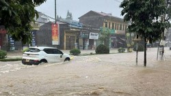 Nhiều tuyến đường TP. Lạng Sơn ngập sâu sau cơn mưa lớn