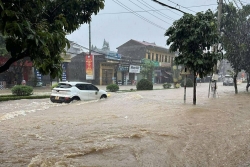 Nhiều tuyến đường TP. Lạng Sơn ngập sâu sau cơn mưa lớn