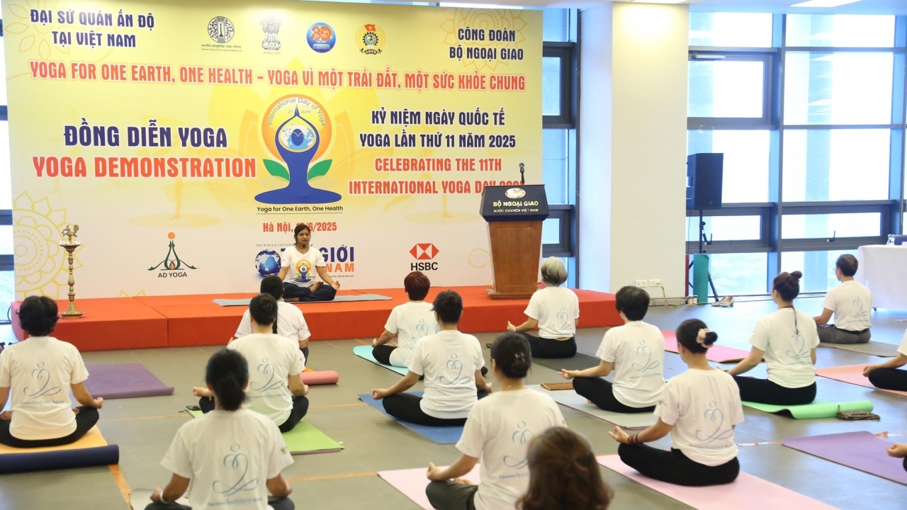 Đồng diễn kỷ niệm Ngày quốc tế Yoga lần thứ 11 'vì một Trái đất, một sức khỏe chung'