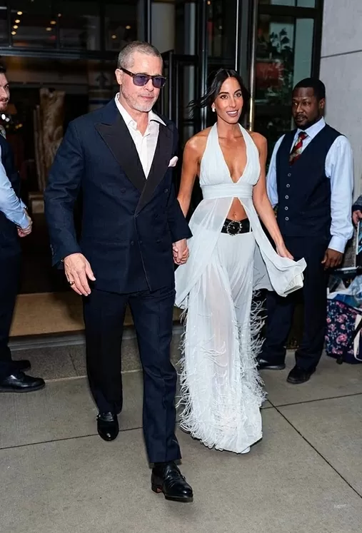 Brad Pitt nắm tay bạn gái, nhà thiết kế trang sức Ines de Ramon, rời khách sạn tới rạp chiếu để quảng bá bộ phim mới của anh. Theo Daily Mail, Ines, 32 tuổi, gây ấn tượng trong bộ trang phục màu trắng lấy cảm hứng cô dâu. Bộ đồ của Ines kết hợp giữa áo xẻ tà với váy dài mỏng đính lông vũ. Brad Pitt nắm tay bạn gái, nhà thiết kế trang sức Ines de Ramon, rời khách sạn tới rạp chiếu để quảng bá bộ phim mới của anh. Theo Daily Mail, Ines, 32 tuổi, gây ấn tượng trong bộ trang phục màu trắng lấy cảm hứng cô dâu. Bộ đồ của Ines kết hợp giữa áo xẻ tà với váy dài mỏng đính lông vũ.