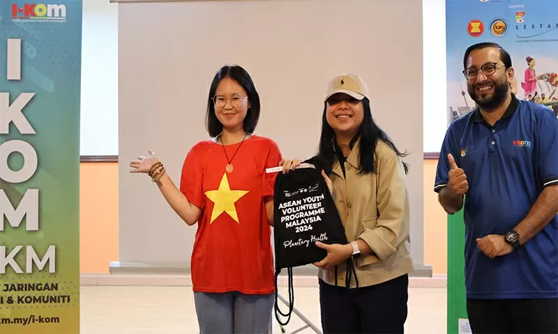 Thảo My (áo đỏ) trong chuyến hành trình tình nguyện tại Malaysia.