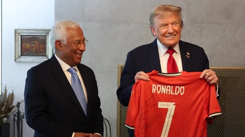 Ronaldo tặng áo kèm một thông điệp tới Tổng thống Mỹ