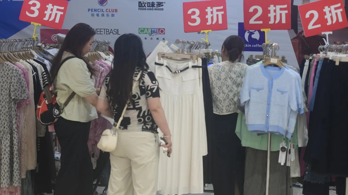 Vì sao người tiêu dùng Trung Quốc vẫn 'thắt chặt hầu bao'?