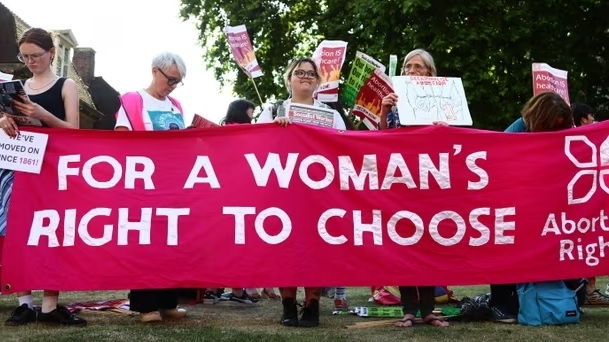 Bước tiến lớn về quyền sinh sản ở Anh: Quốc hội hợp pháp hóa quyền phá thai