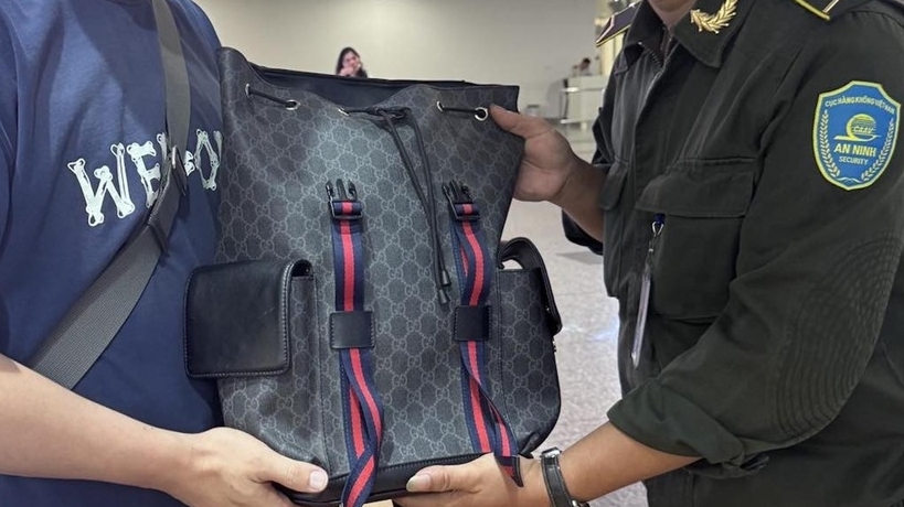 Hành khách Trung Quốc xúc động nhận lại ba lô thất lạc tại sân bay quốc tế Nội Bài