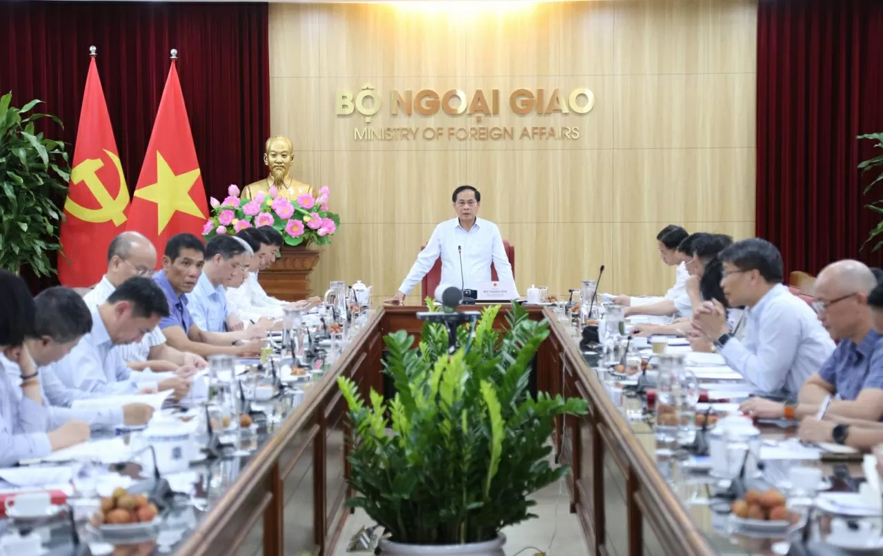 Phó Thủ tướng, Bộ trưởng Bùi Thanh Sơn, Bí thư Đảng ủy Bộ Ngoại giao chủ trì Hội nghị Ban chấp hành Đảng bộ lần thứ ba. (Ảnh: Thành Long) Phó Thủ tướng, Bộ trưởng Bùi Thanh Sơn, Bí thư Đảng ủy Bộ Ngoại giao chủ trì Hội nghị Ban chấp hành Đảng bộ lần thứ ba. (Ảnh: Thành Long)