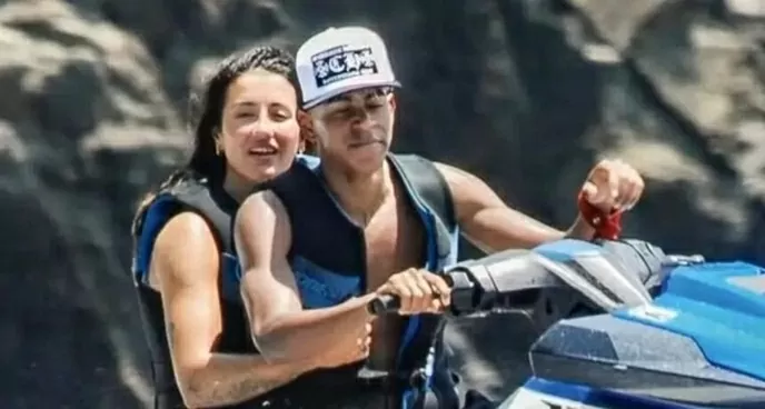 Yamal nghỉ mát với cựu tiếp viên hàng không 30 tuổi Yamal nghỉ mát với cựu tiếp viên hàng không 30 tuổi